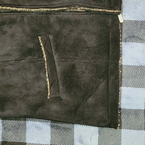 Woolrich. Faux-suede Full-zip vest. Poly-blend Liner. Women's size XL. - Picture 3 of 16